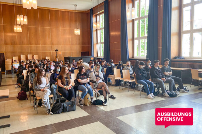 Großes Interesse der SchülerInnen beim Besuch der Ausbildungsoffensive an der Alfred-Krupp-Schule in Essen