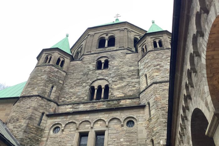 Religionskurs besucht den Essener Dom und den Domschatz